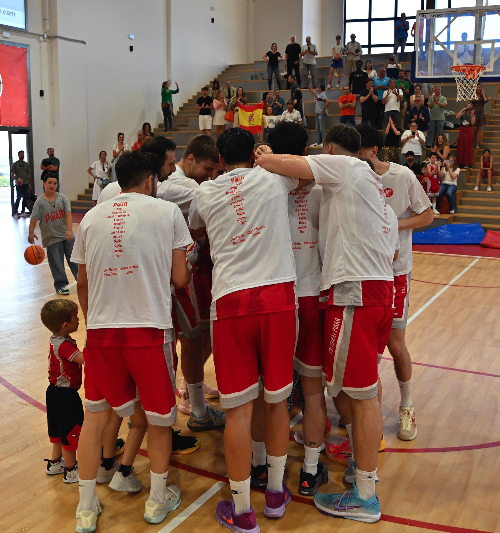 La alegría del Colegio El Pinar tras ser campeón de grupo en Tercera FEB