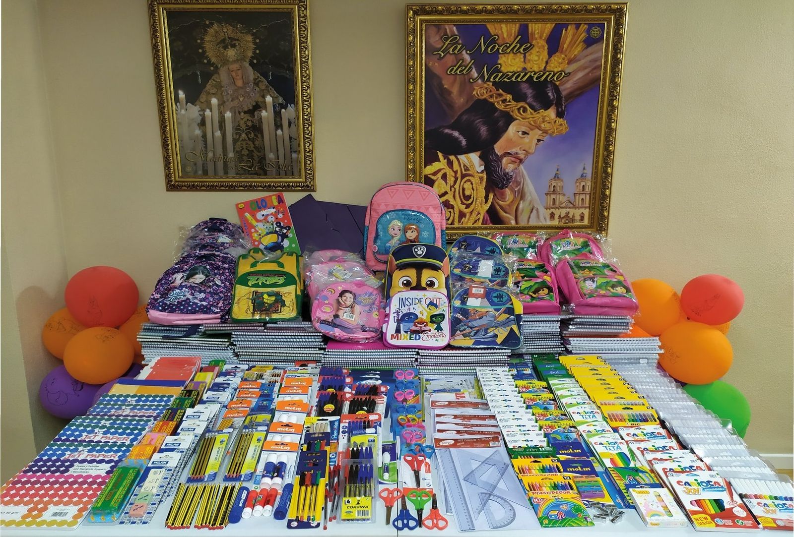 Material escolar recogido por el grupo joven de Nazareno en su campaña solidaria.