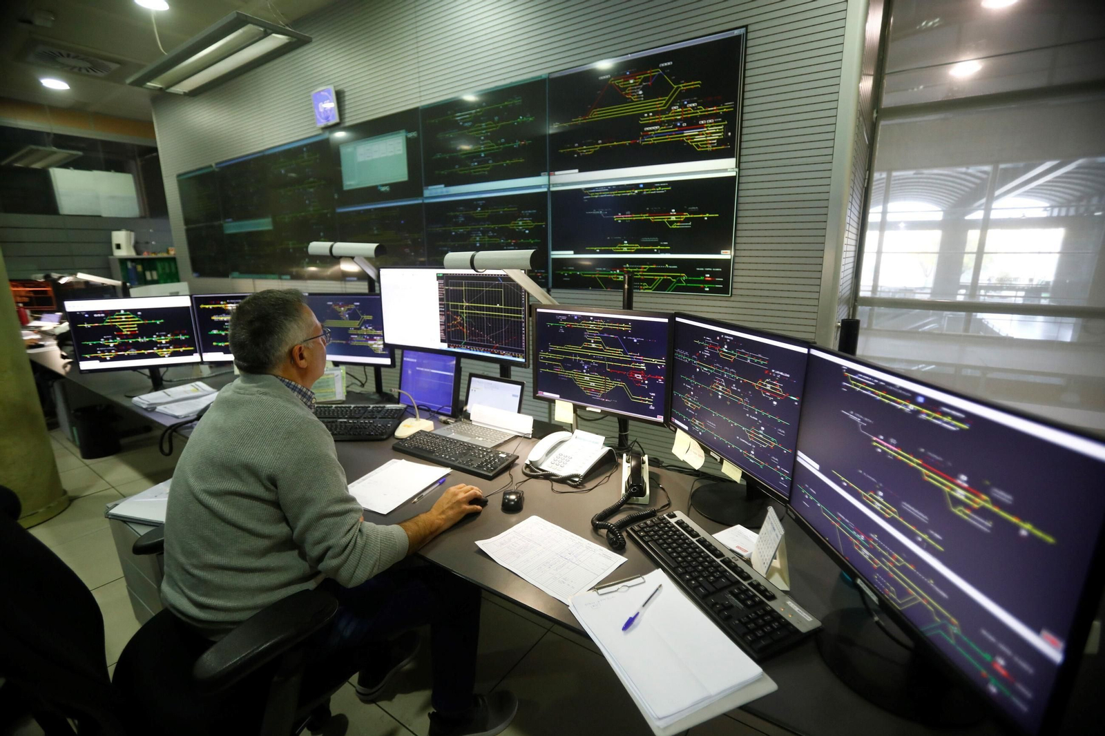 Un día de trabajo en el Centro de Regulación de Circulación de la estación de Córdoba, en imágenes