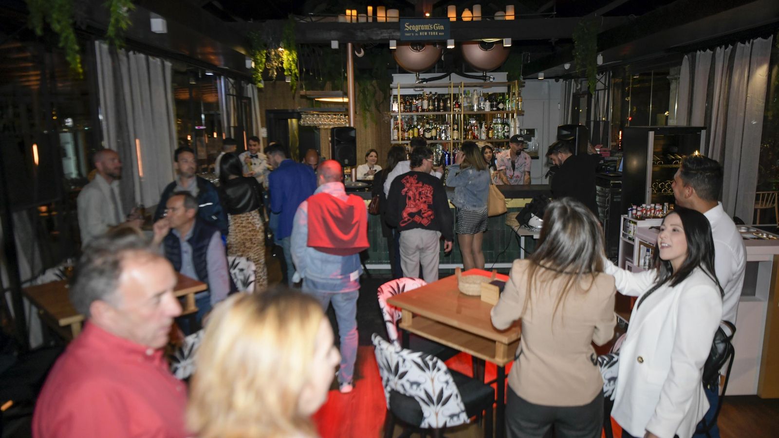 El local cuenta con un ambiente que viaja entre lo natural y lo vanguardista