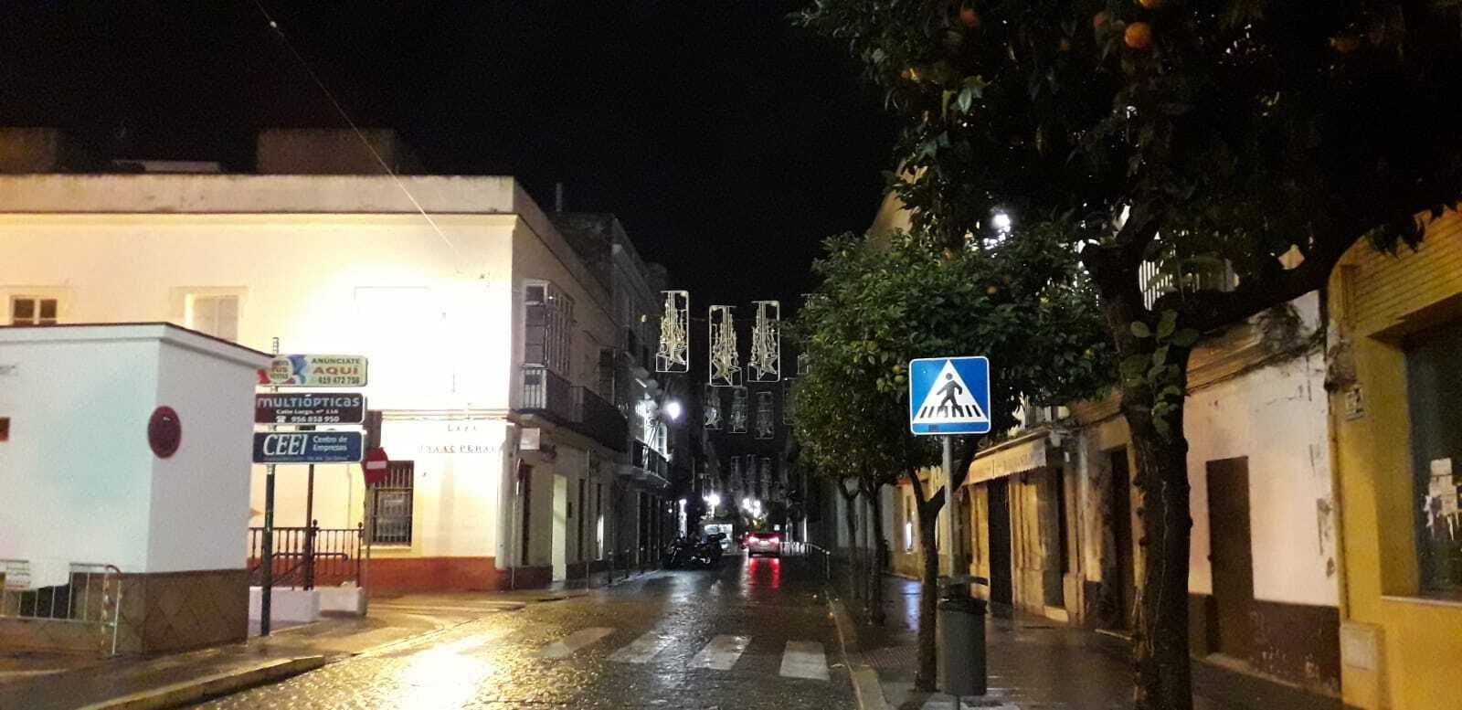 El alumbrado navideño, apagado entre  la plaza de Peral y el hotel Monasterio.