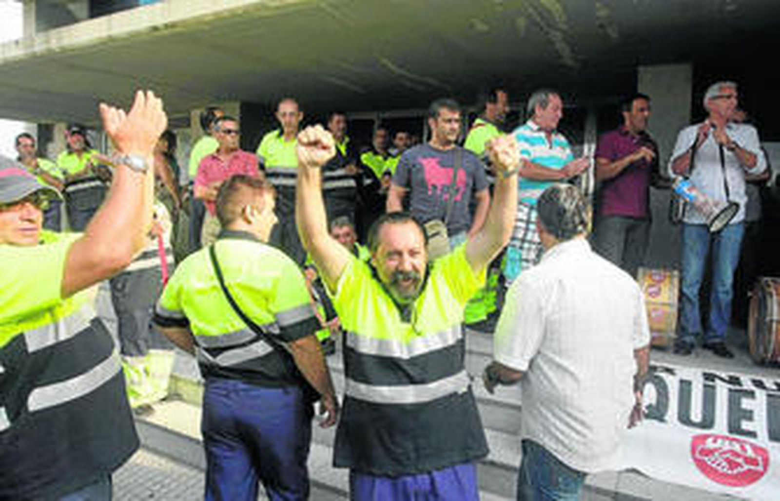 Trabajadores de la limpieza viaria celebran la aprobación de la huelga indefinida, ayer a las puertas del Palacio.