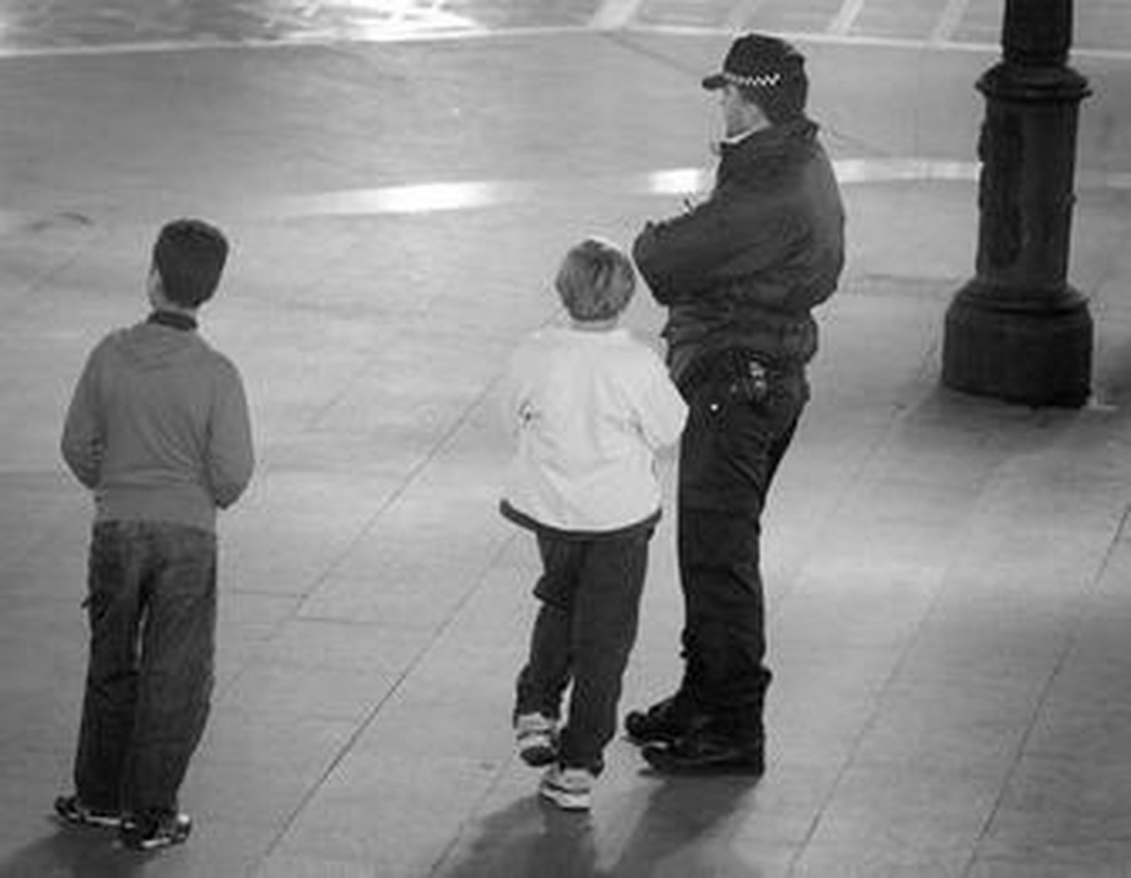 Un agente de la Policía Local, de servicio en la plaza de la Iglesia, en una foto de archivo.