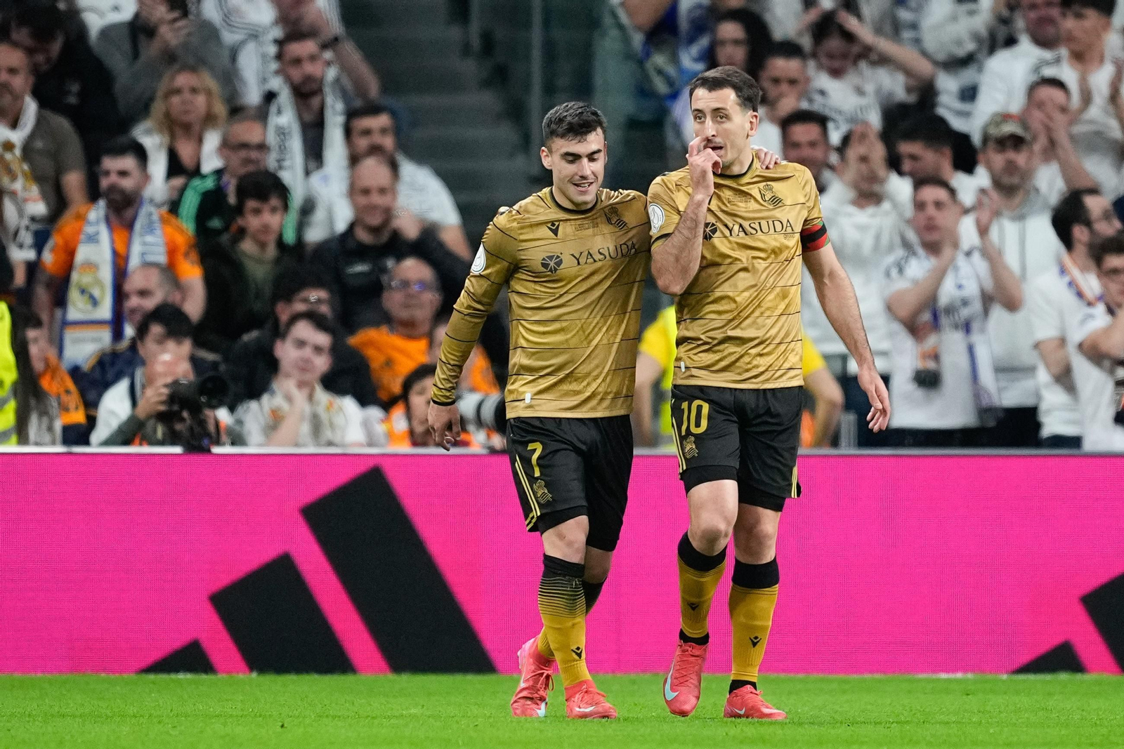 Las fotos del Real Madrid - Real Sociedad camino del Estadio de la Cartuja