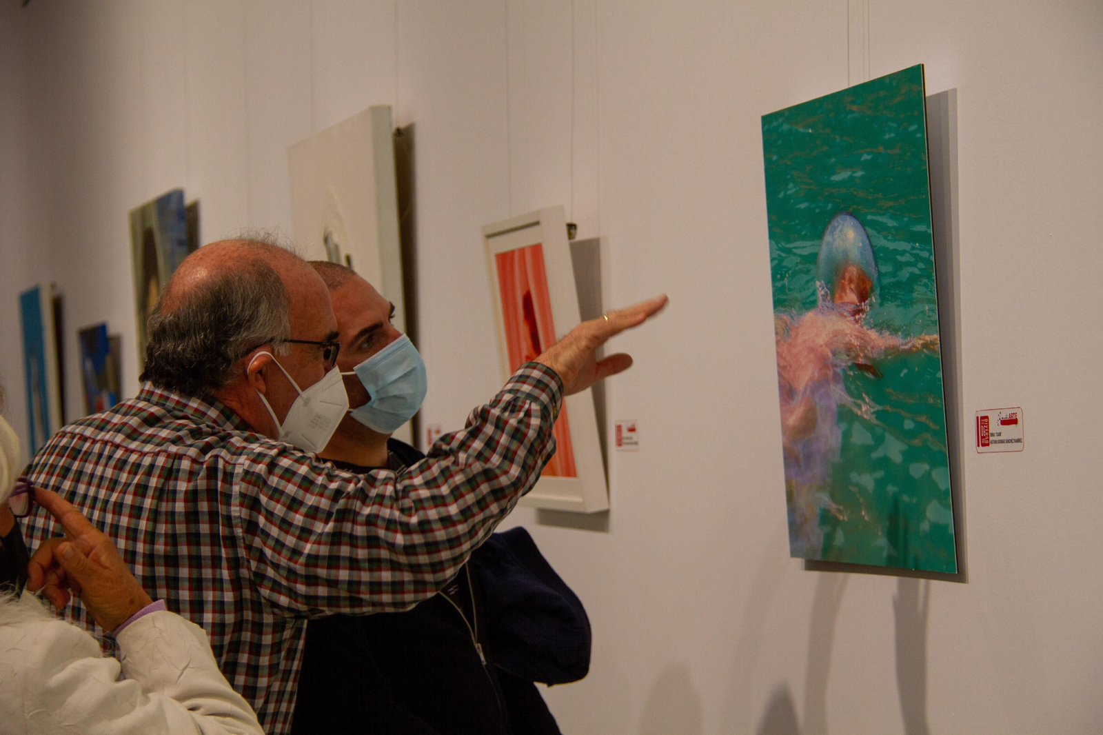 Dos personas observan una de las obras ganadoras