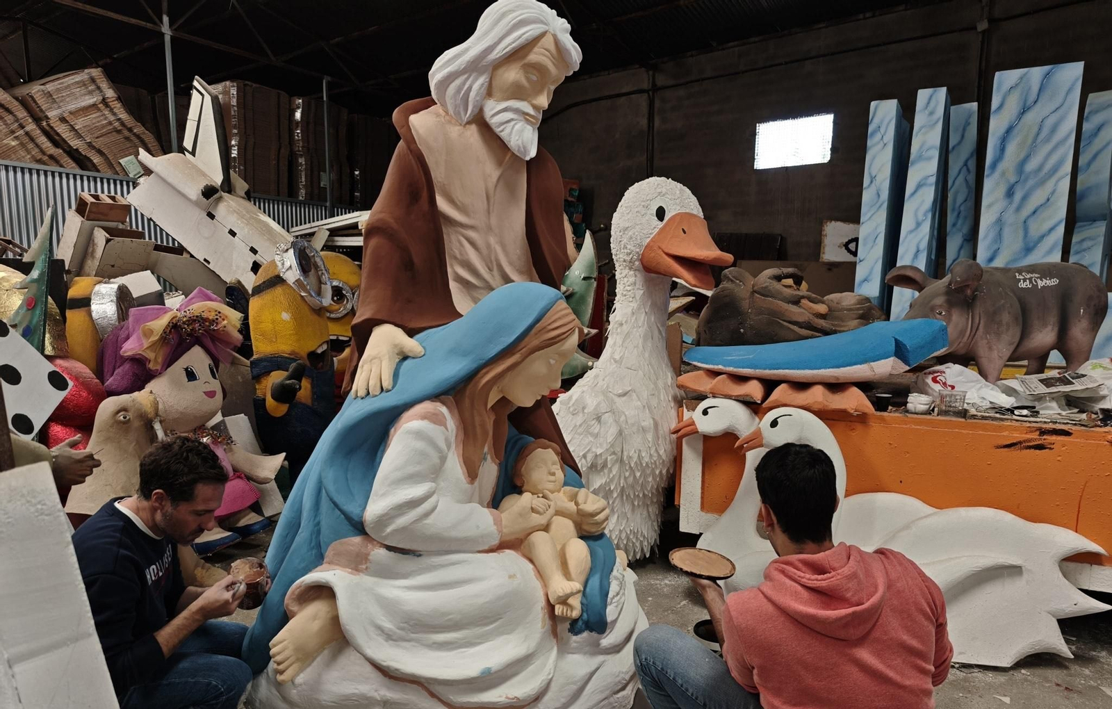 Se trata de un conjunto escultórico de la Sagrada Familia de grandes dimensiones