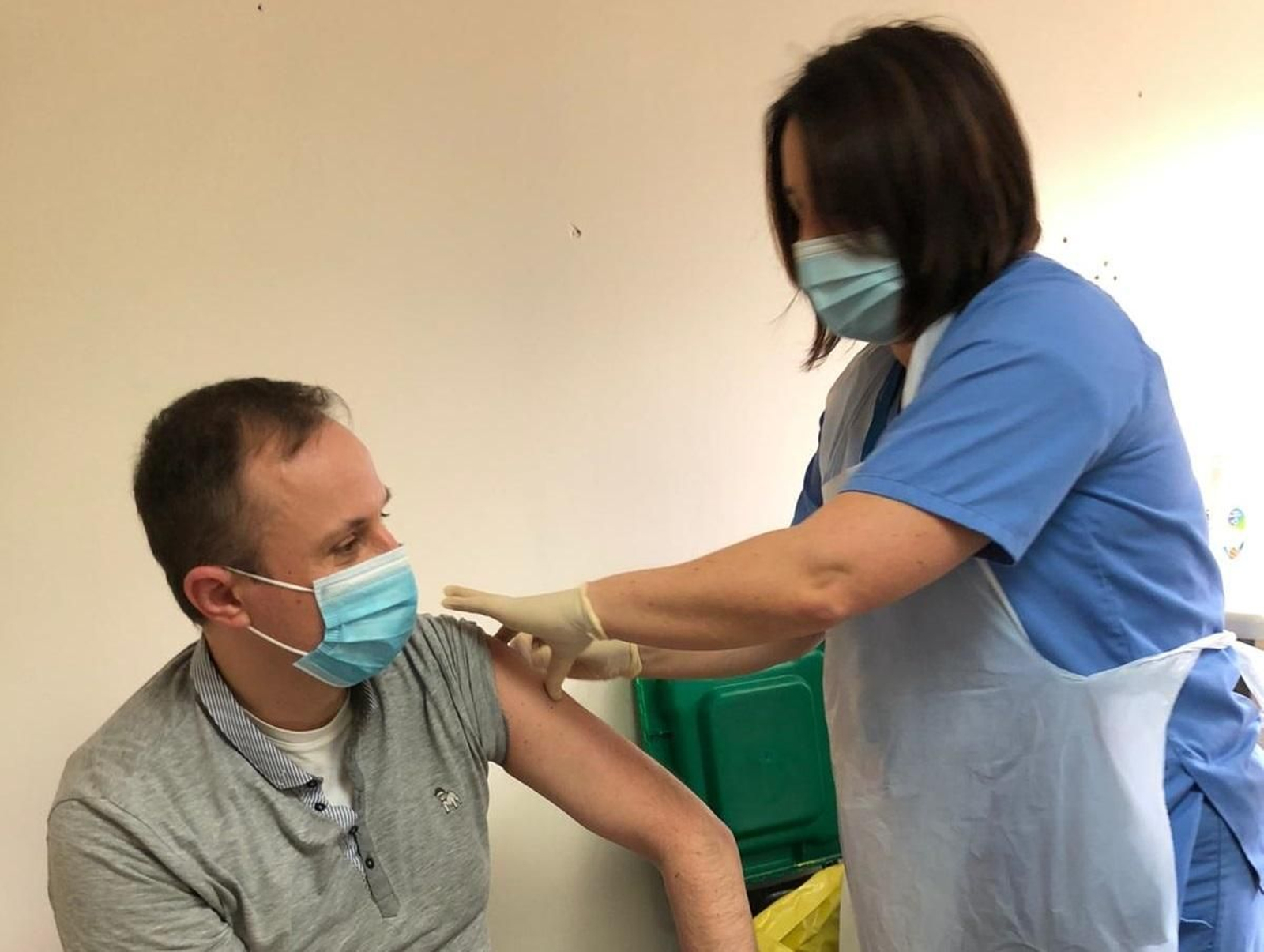 Una enfermera administra una vacuna en Gibraltar.