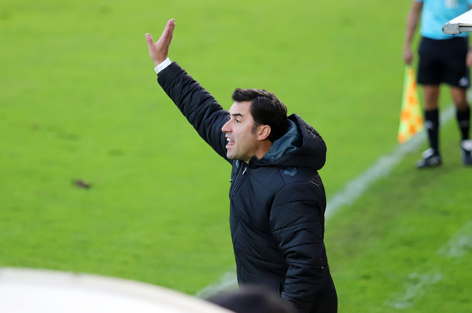 Antonio Fernández, técnico del San Roque, da indicaciones en un partido.