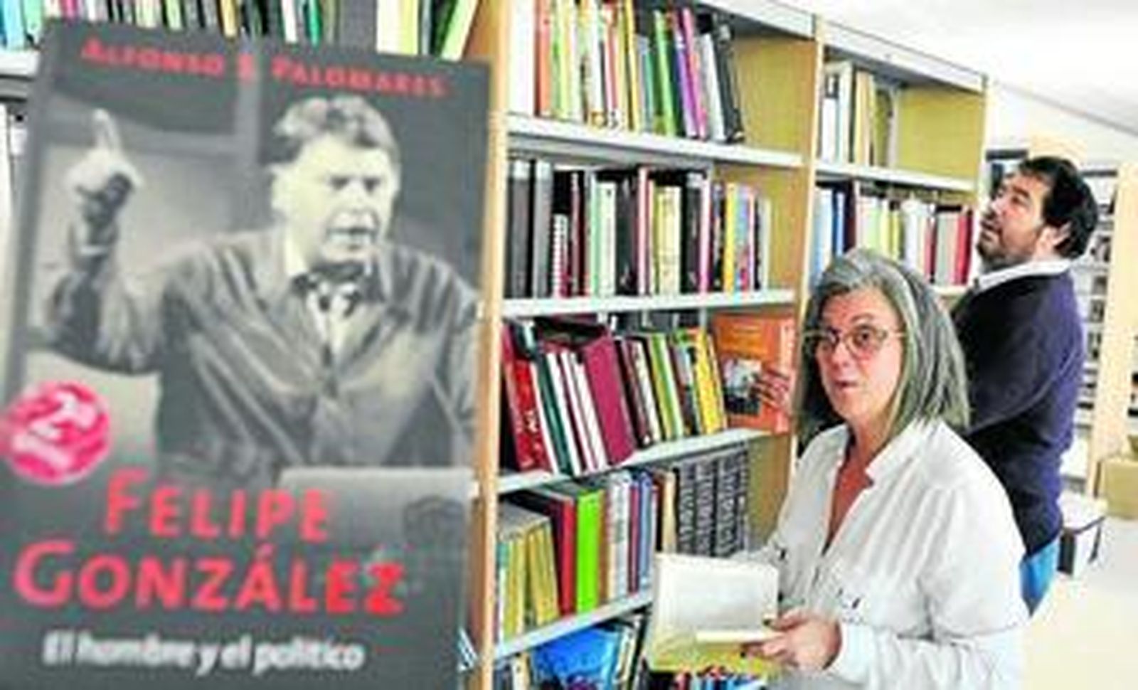 1. Federico Medrano  y Concha Padial, coordinadores de la red de bibliotecas municipales, en la sala de lectura junto a la biografía de Felipe González.  2. La sala de estudio es lo único que funciona, por un convenio con la Universidad Hispalense. 3. Fernando Sánchez Navarrete, arquitecto autor del proyecto de esta biblioteca entre Torneo y la Cartuja.