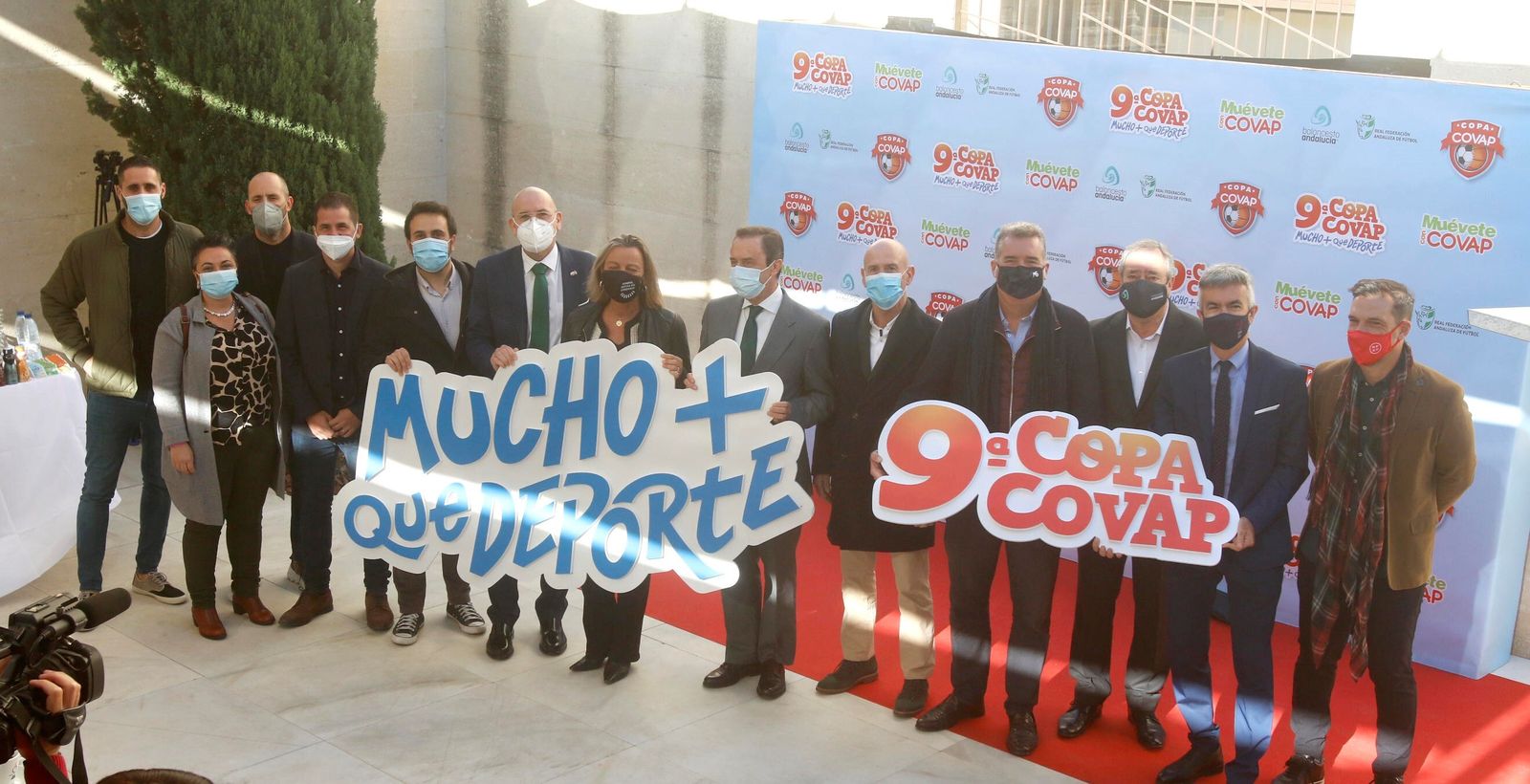 La foto de familia de la presentación de la novena Copa Covap.