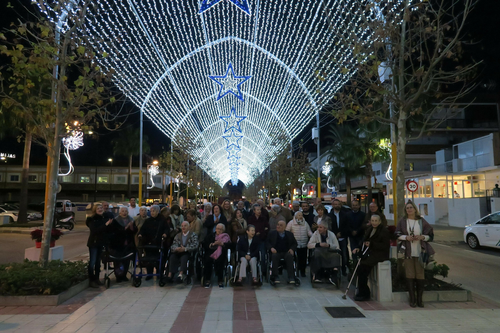 Mayores de Mijas junto al alumbrado navideño. Mayores de Mijas junto al alumbrado navideño.