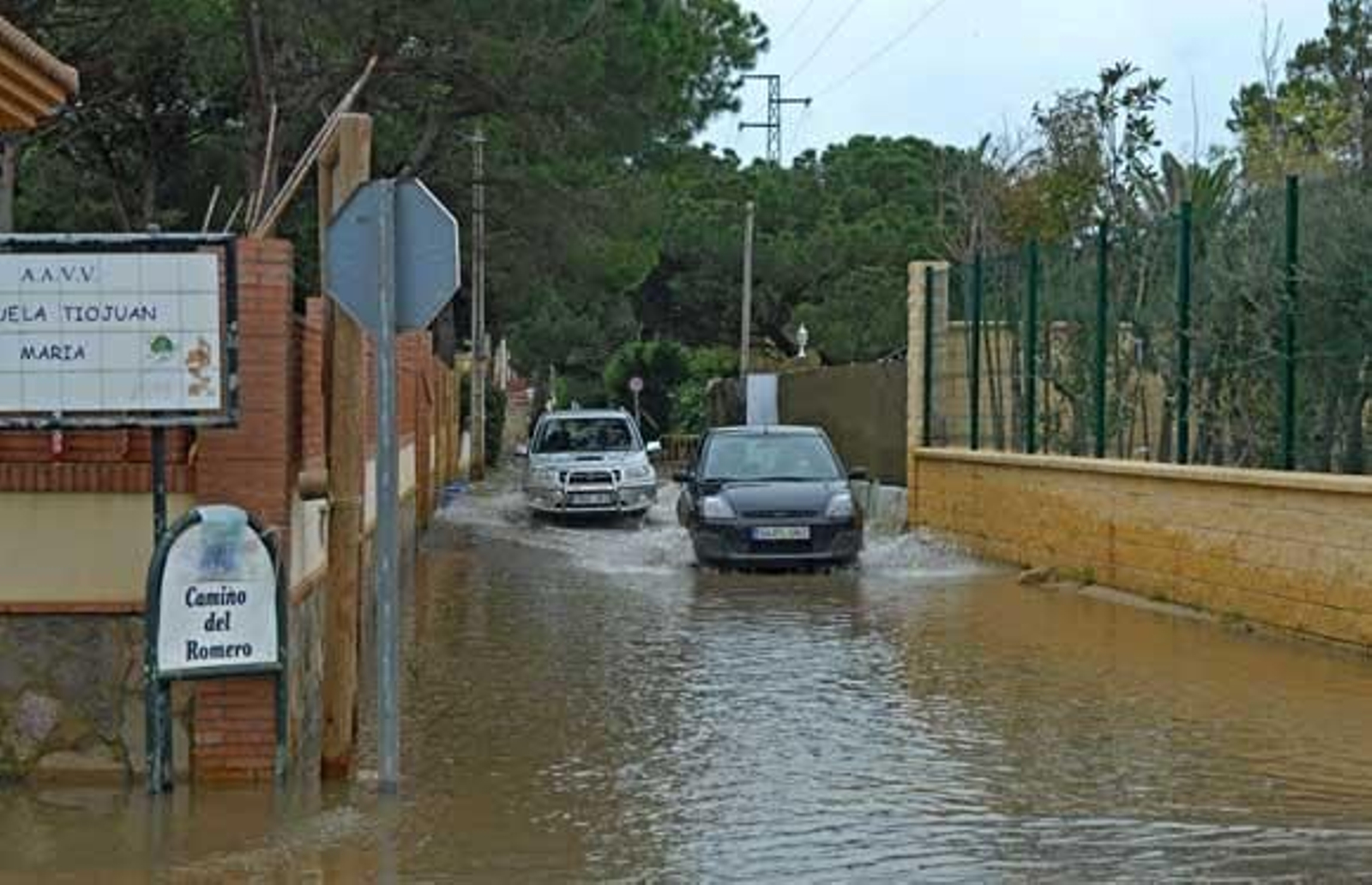 Los vecinos de Chiclana chapotean aún sobre los restos del diluvio del sábado y siguen achicando agua

Foto: Paco Periñán