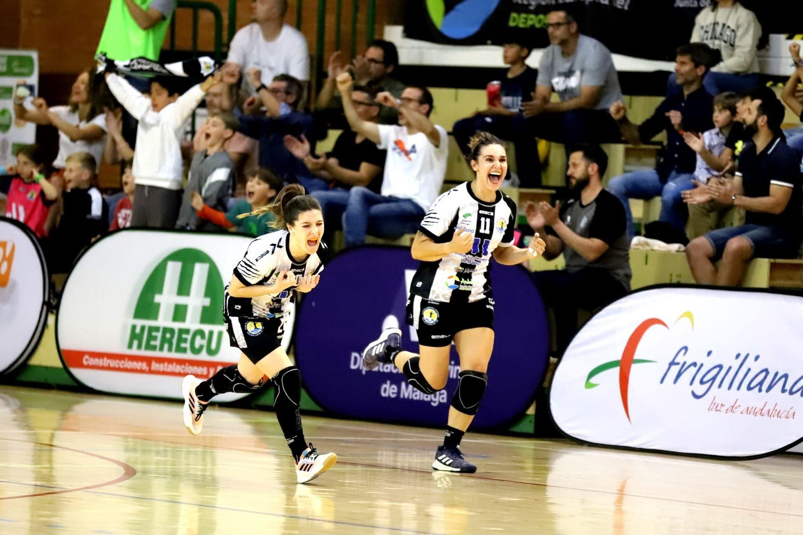 Espe López y Elena Cuadrado celebran. Espe López y Elena Cuadrado celebran.