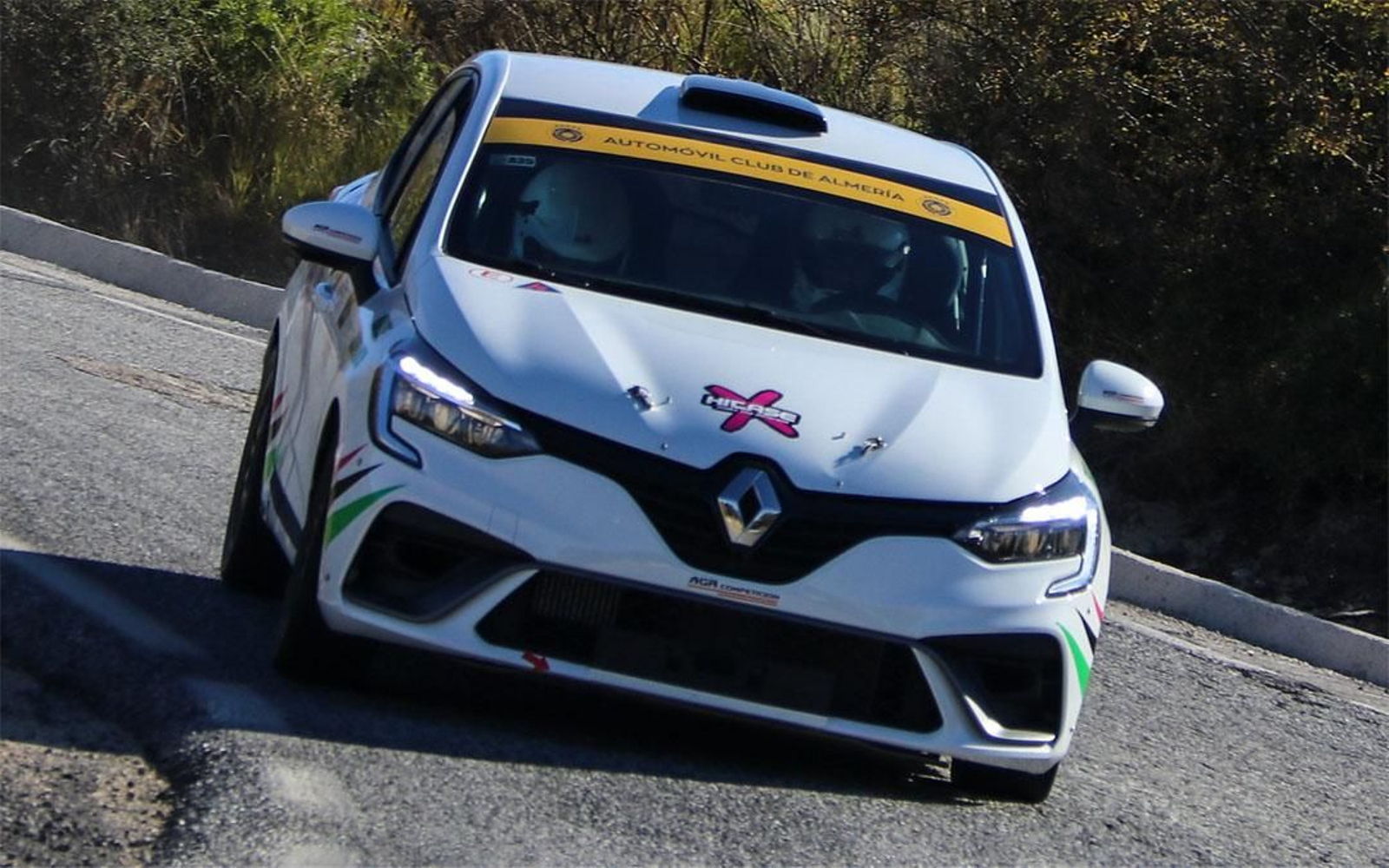 El Renault Clio Rally de Antonio Fernández y Verónica Fernández a su paso por uno de los tramos del circuito.