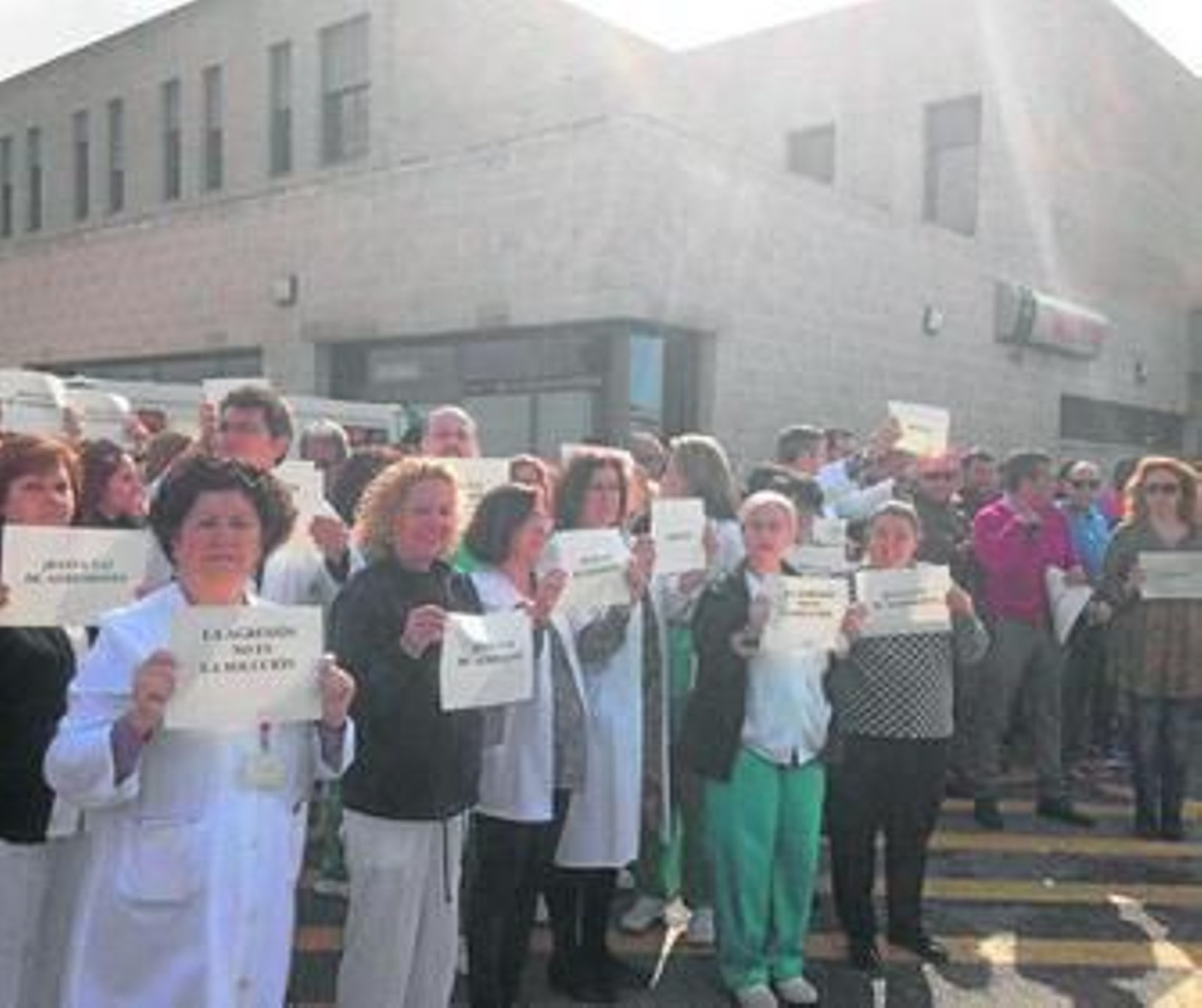 Representantes de los trabajadores del Juan Ramón se concentraron ayer ante Urgencias.
