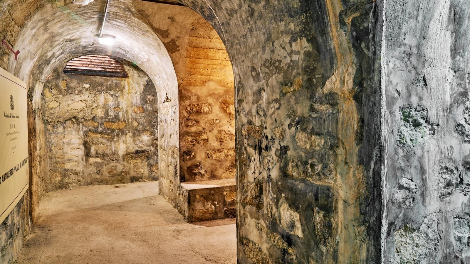 Este refugio consta de tres galerías paralelas que recrean el horror del bombardeo en Jaén.