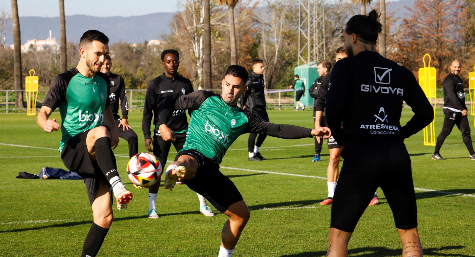Kike Márquez intenta robar el balón a Lapeña en un entrenamiento del Córdoba CF. Kike Márquez intenta robar el balón a Lapeña en un entrenamiento del Córdoba CF.