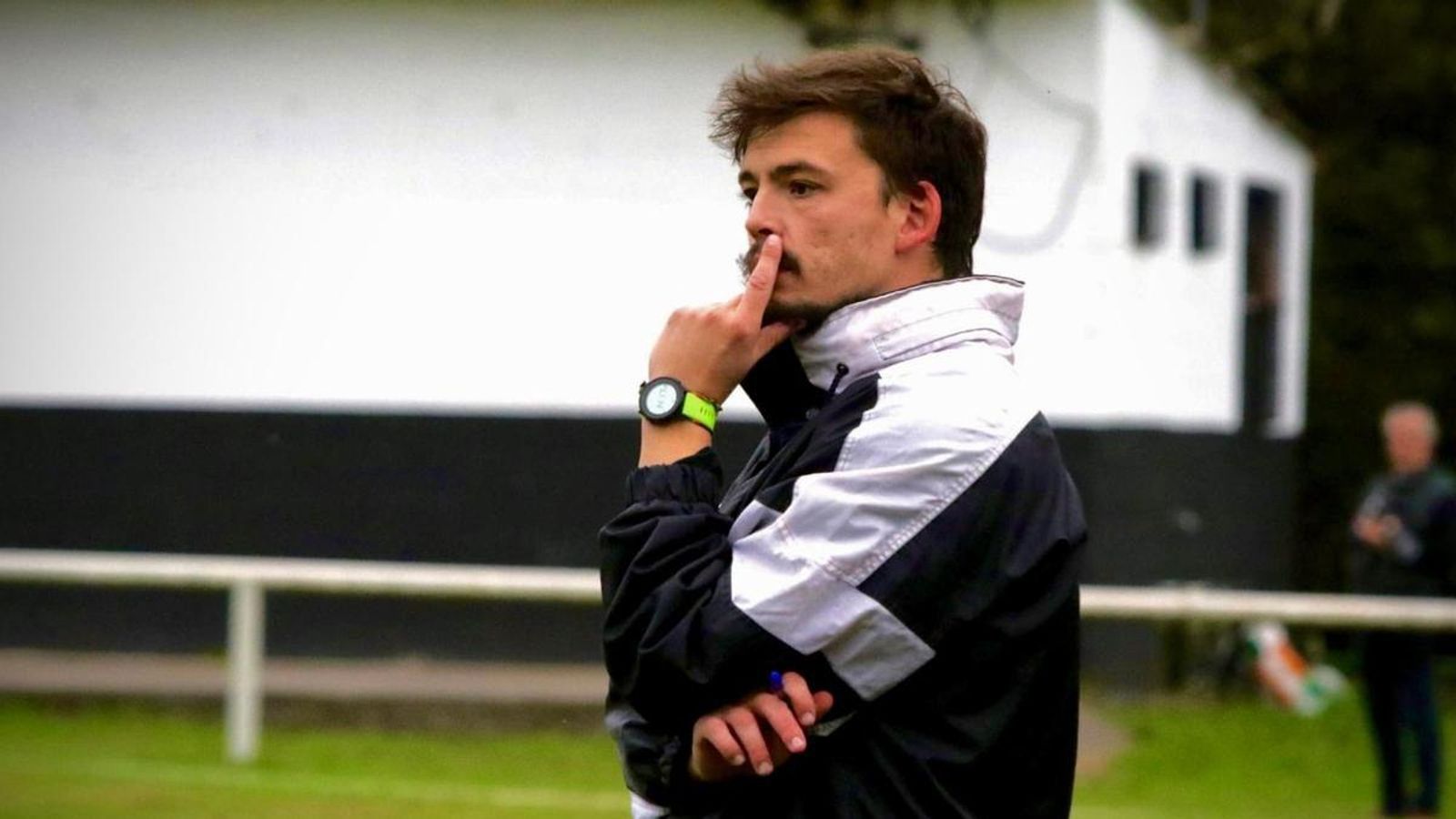 Chus Hevia observa un partido desde el banquillo.