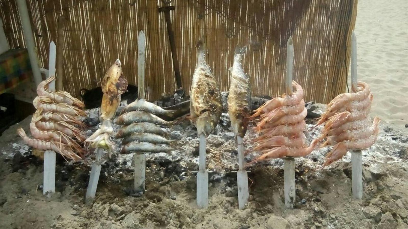Preparación de espetos en el chiringuito La Peseta de Estepona