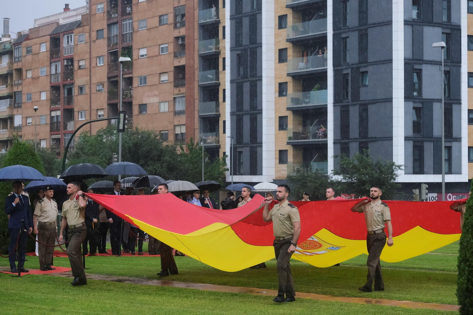 El izado de la bandera de España en Córdoba, en imágenes
