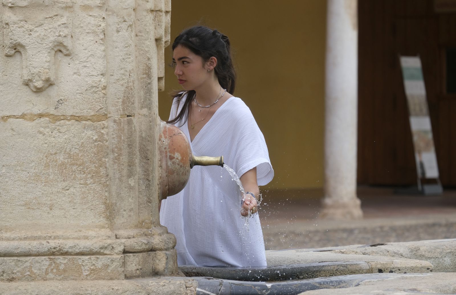 El calor vacía las calles de Córdoba en una jornada de 45 grados, en imágenes