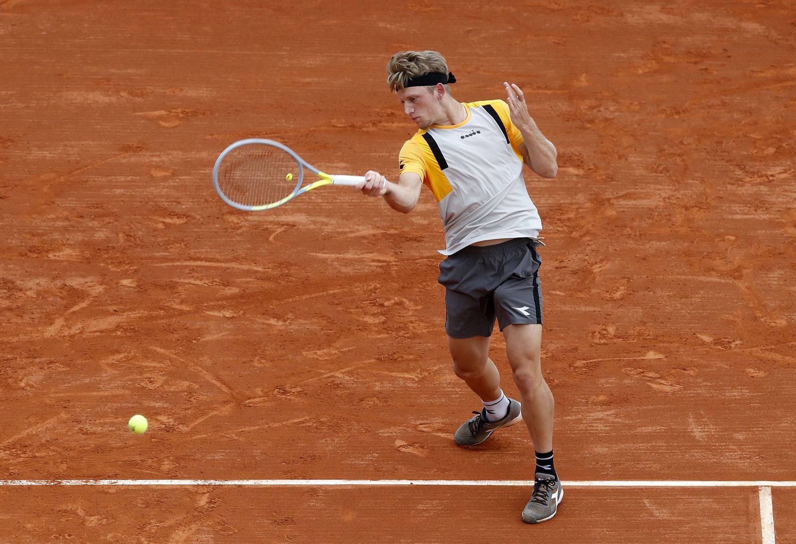 Alejandro Davidovich golpea de derecha.