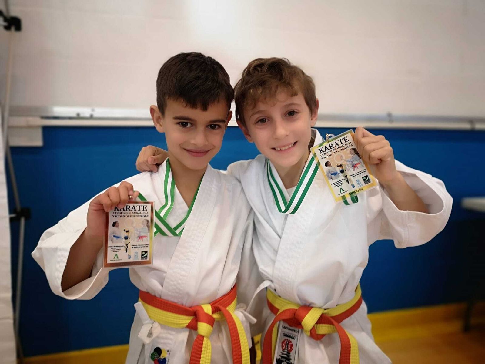 Dos jóvenes deportistas de la EDM Kárate Kanku posan con su medalla.