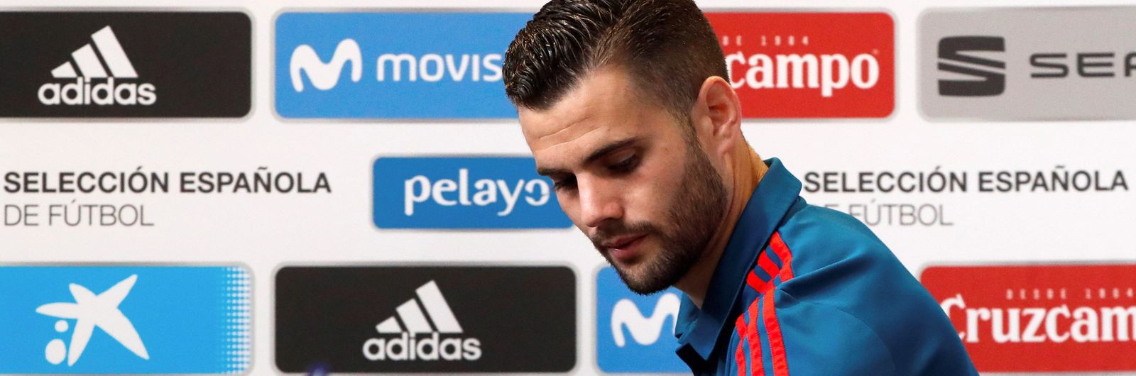 El defensa madrileño Nacho Fernández se dispone a atender a la prensa ayer en la concentración en Krasnodar.