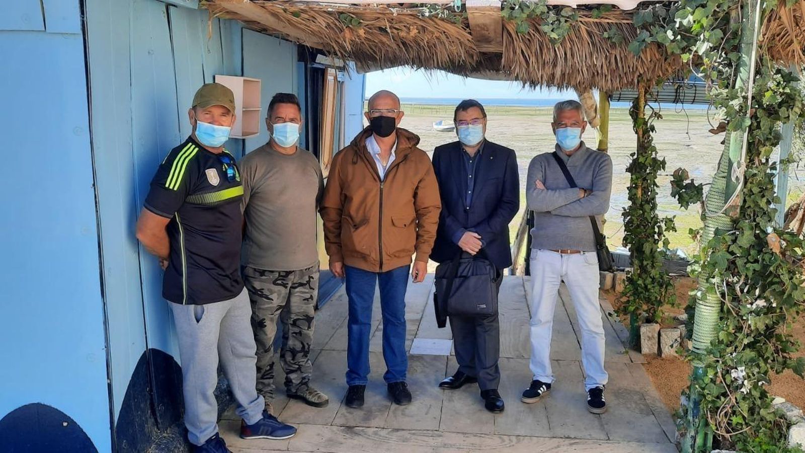 Miembros de Vox con los afectados de La Casería.