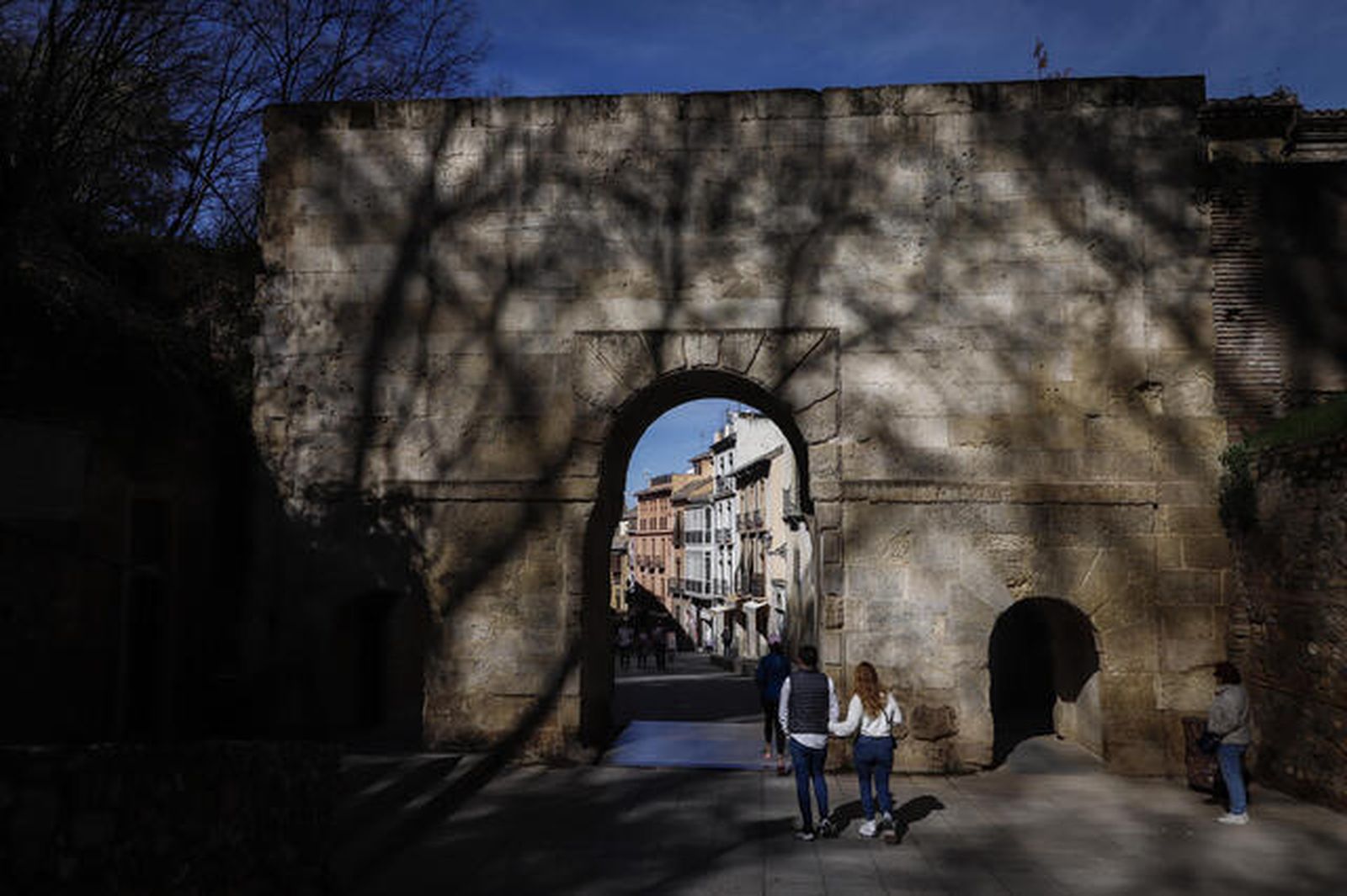 Luces y sombras en la Puerta de las Granadas