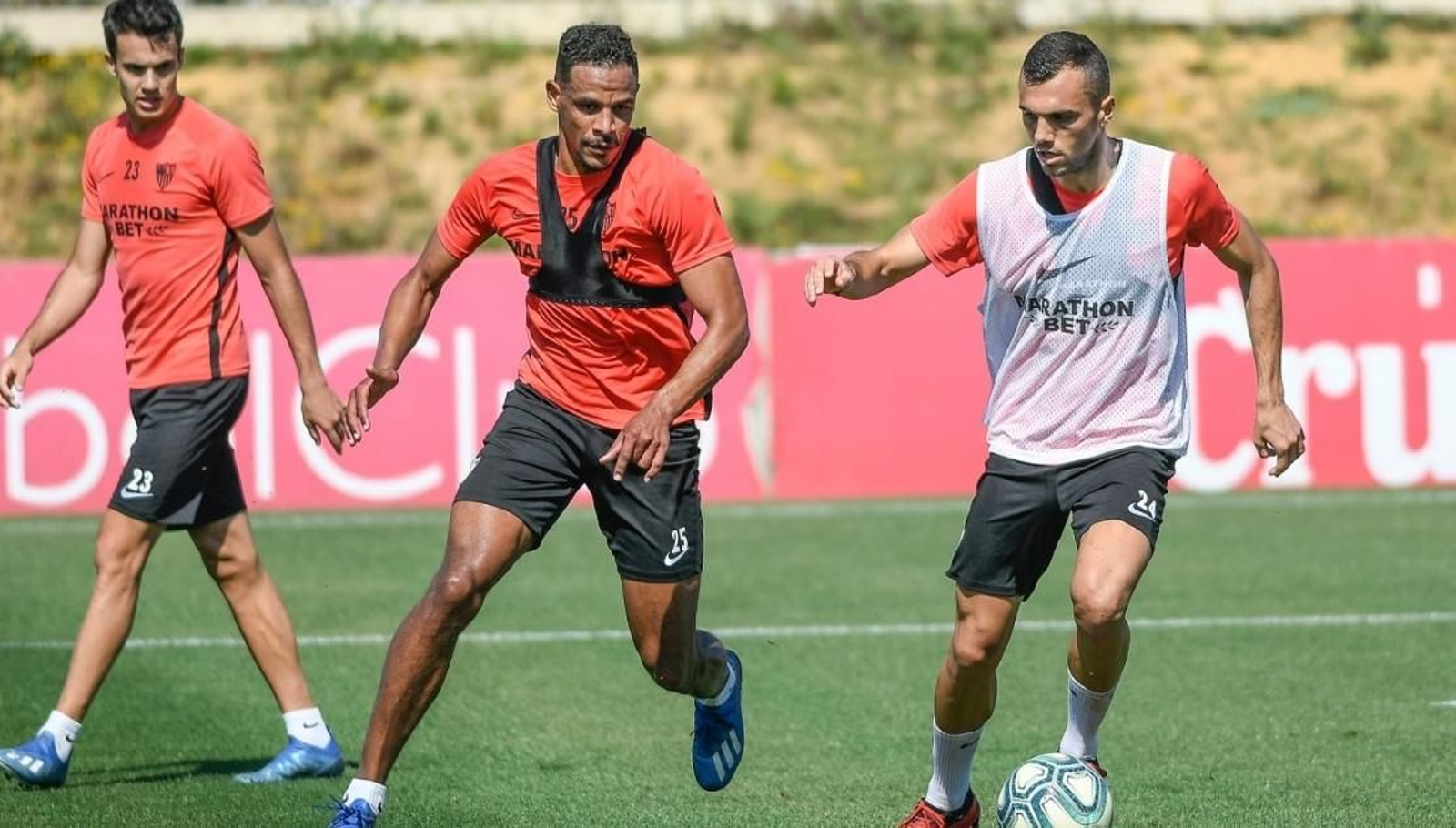 Fernando presiona a Joan Jordán, en presencia de Reguilón, en la sesión de este lunes.