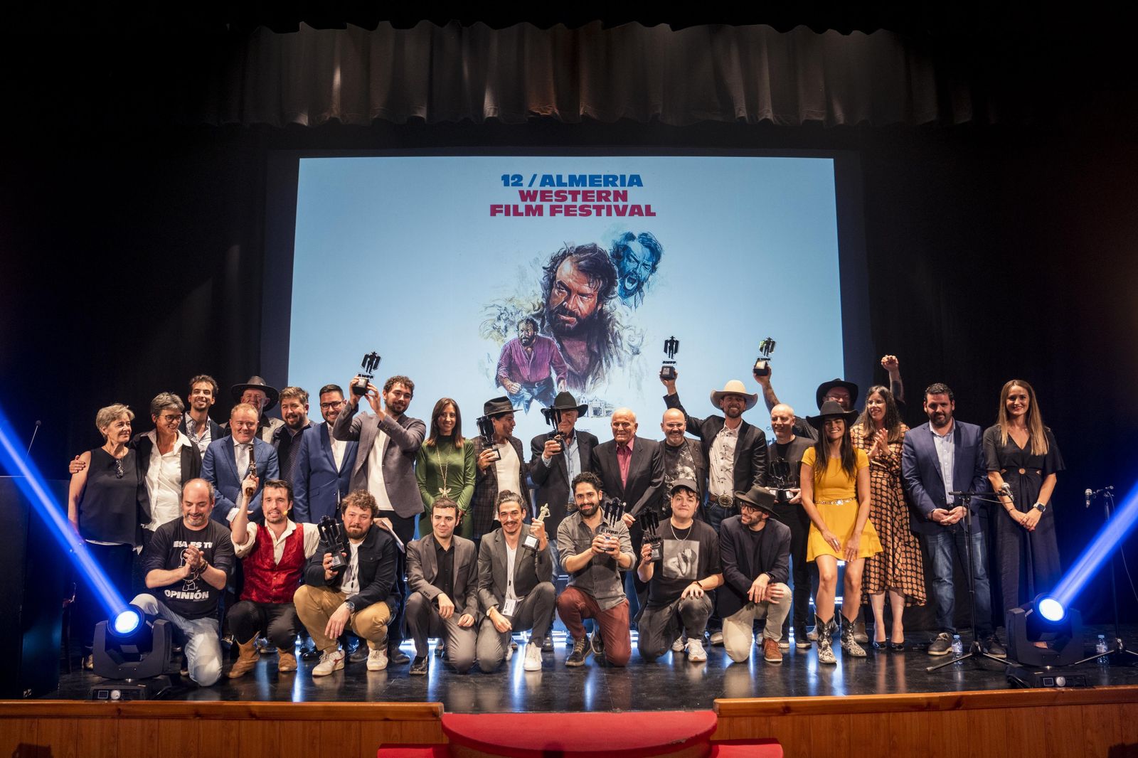 Clausura del Almería Western Film Festival con las autoridades y los premiados en esta edición en el Teatro Municipal de Tabernas.