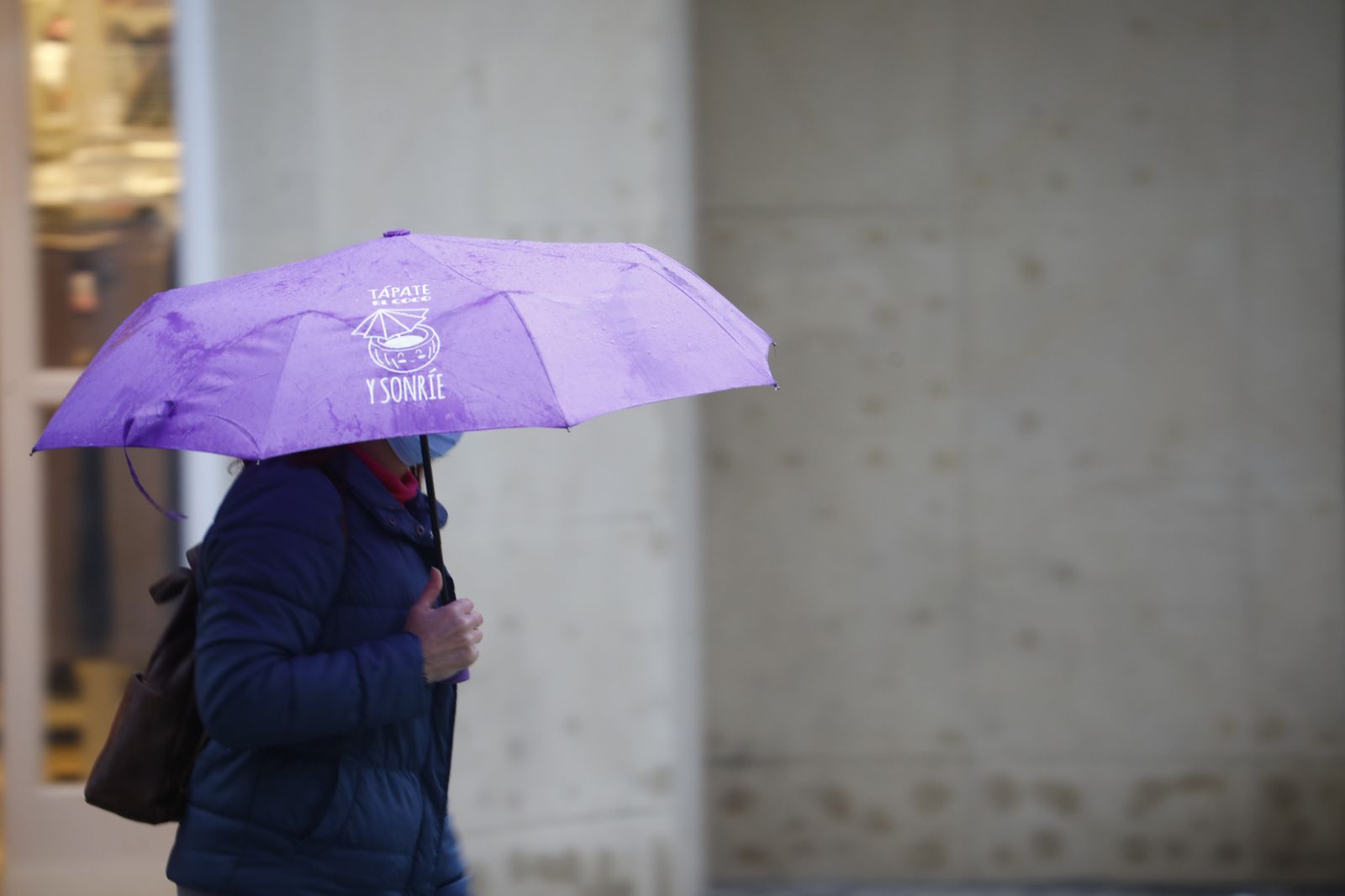 Fotografías: La lluvia protagoniza en Córdoba el inicio del cierre perimetral