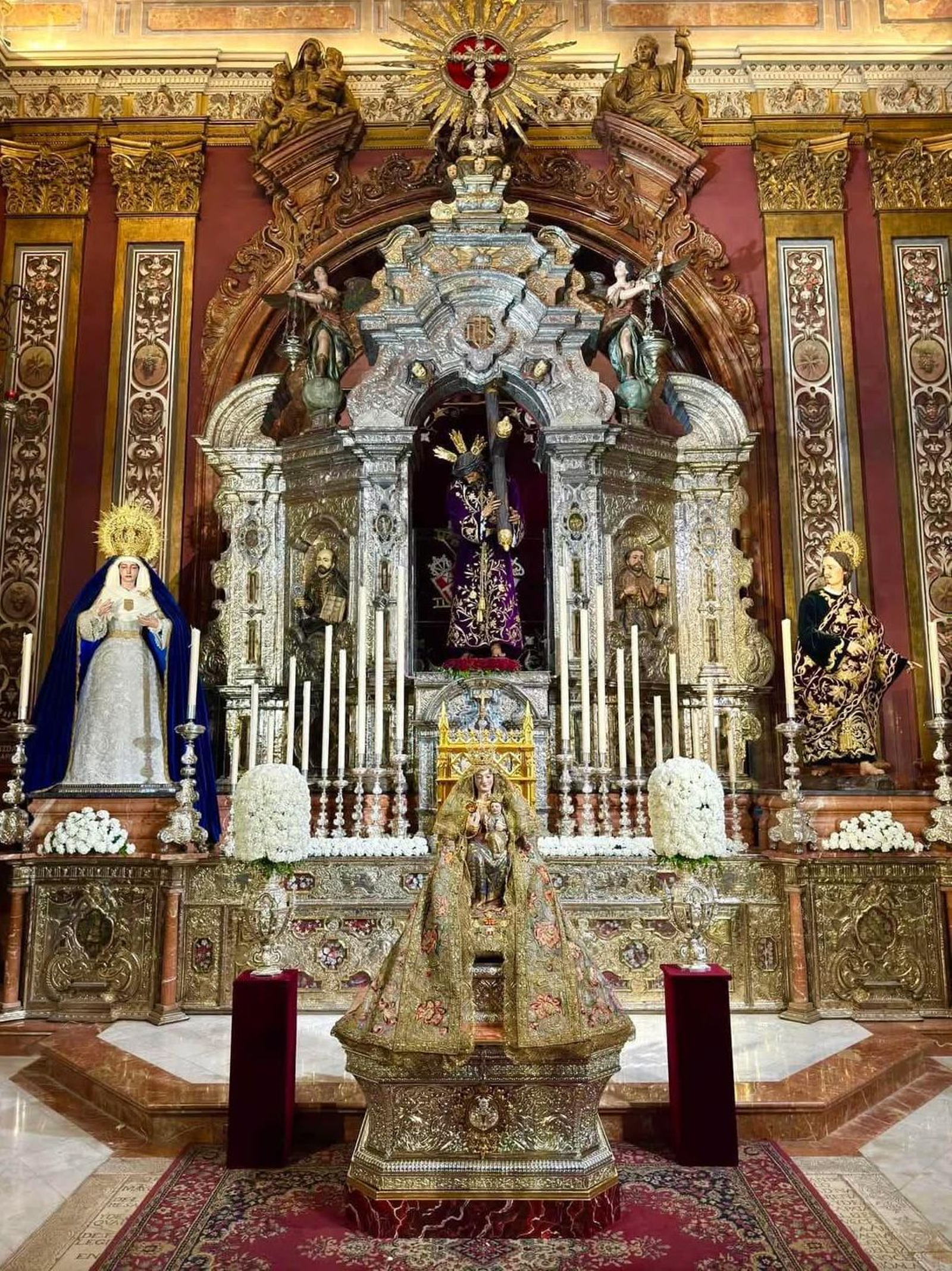 La Protectora de Dos Hermanas, junto a los titulares de la Hermandad de Pasión.