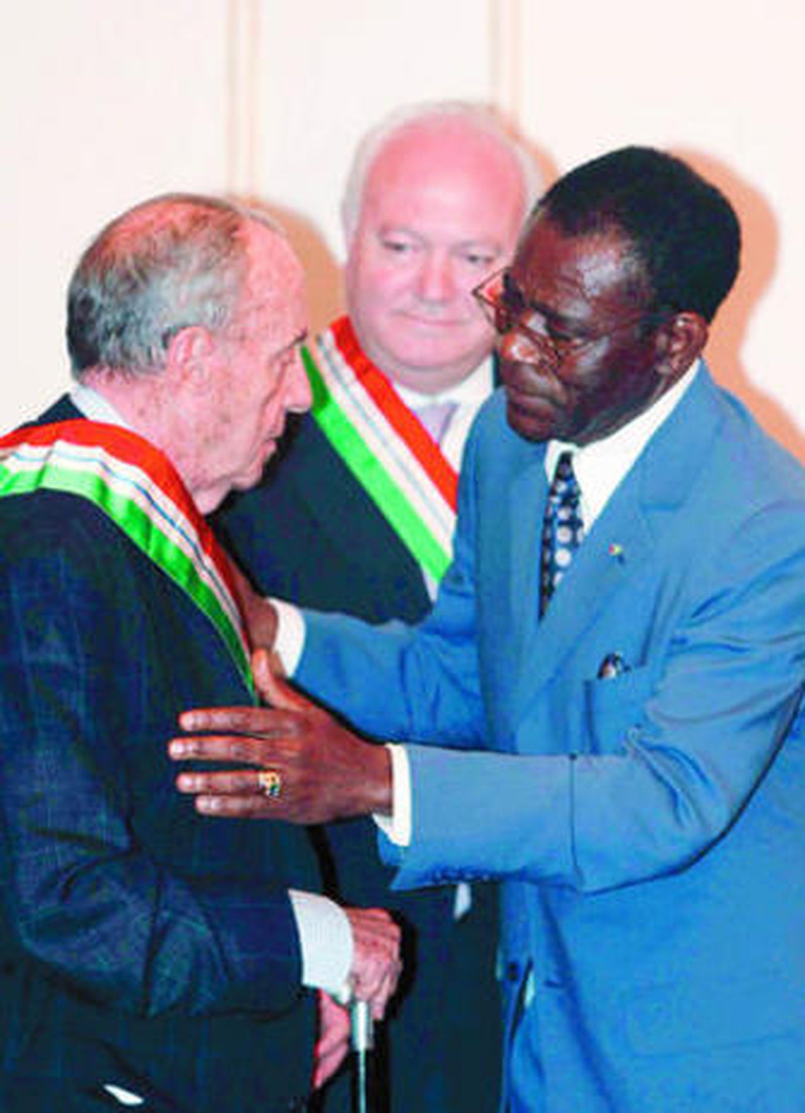 El presidente de Guinea Ecuatorial, Teodoro Obiang, saluda a Fraga, ayer.