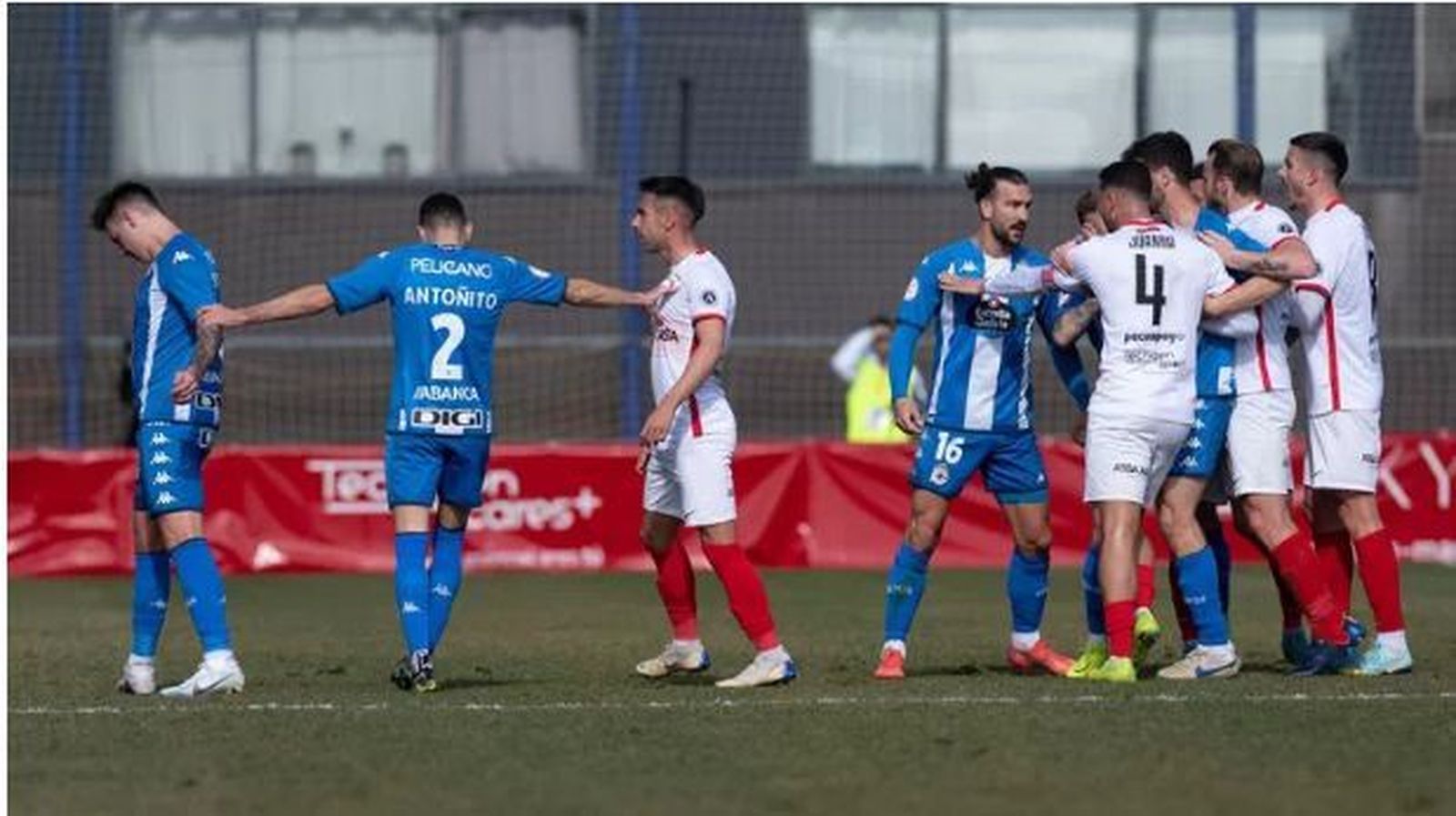 Jugadores de ambos conjuntos discuten durante el Sanse-Dépor