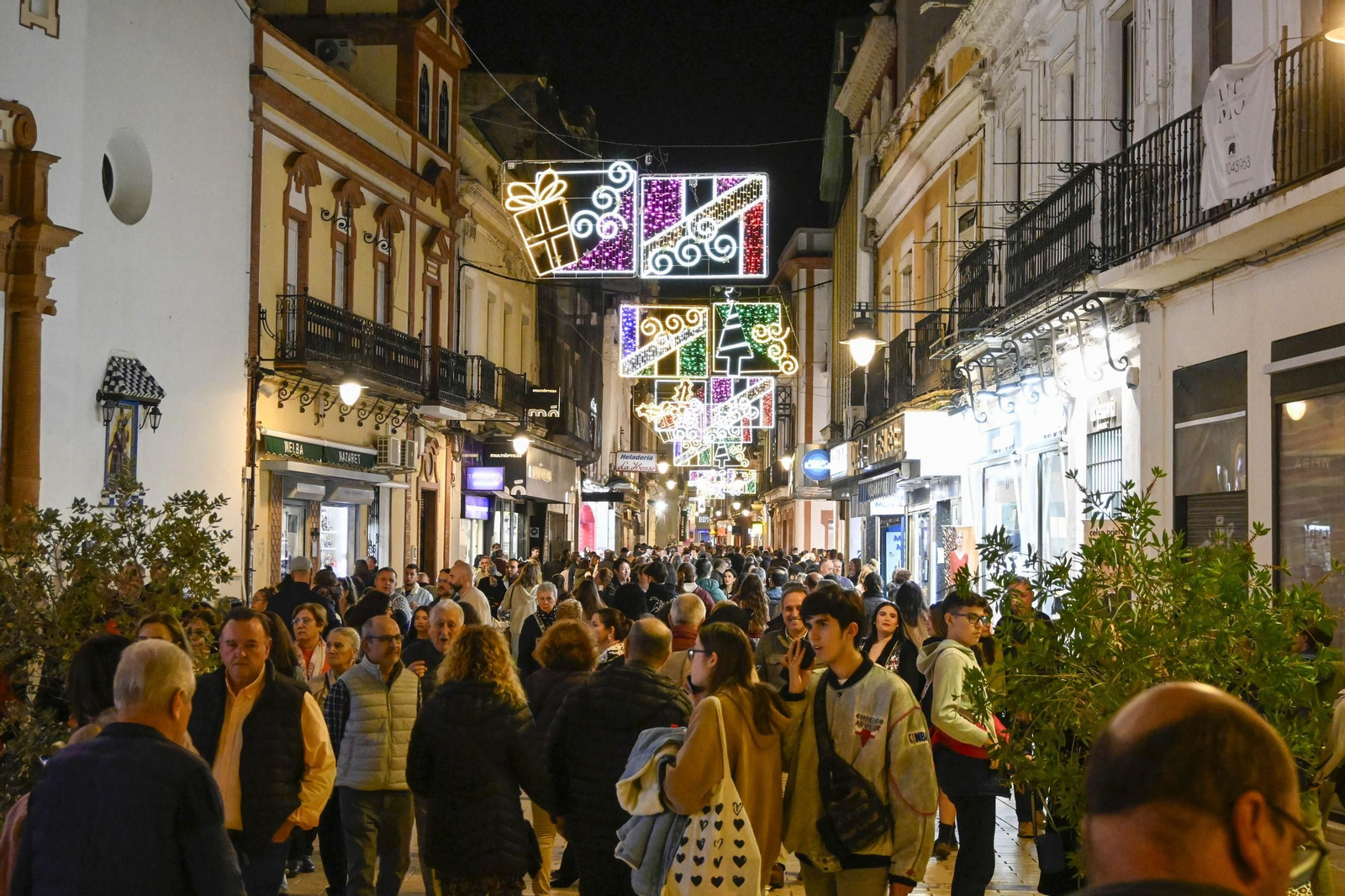 Imágenes de la nevada y alumbrado navideño en Huelva