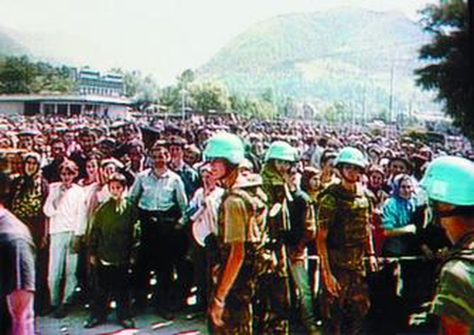 Varios 'cascos azules' intentan controlar a cientos de refugiados musulmanes en Srebrenica en 1995.