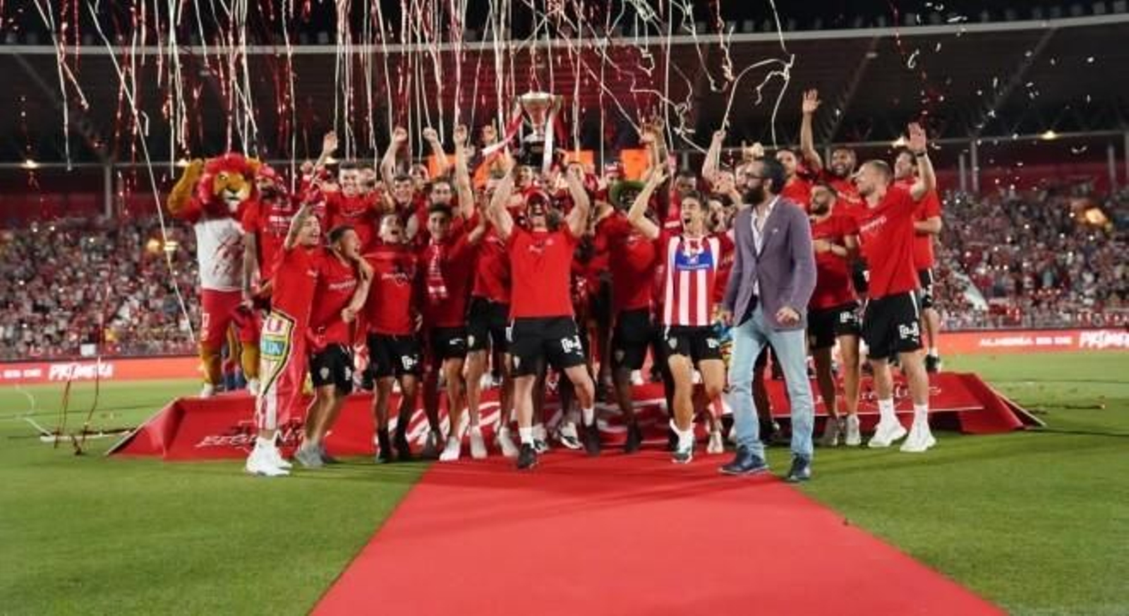 Fernando levanta el primer título en la historia del Almería