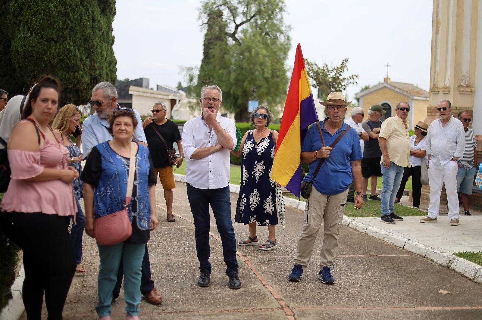 Imágenes de la visita a los trabajos de exhumación en las fosas comunes del Cementerio de La Soledad