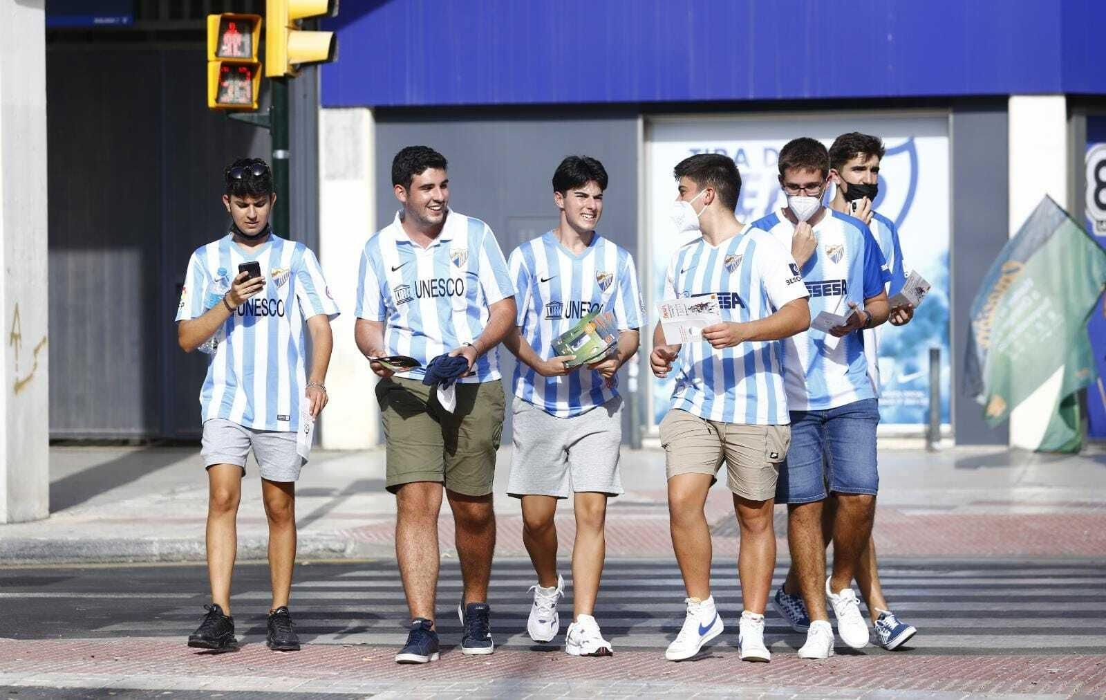 Aficionados en los aledaños de La Rosaleda para el Málaga CF - Mirandés.