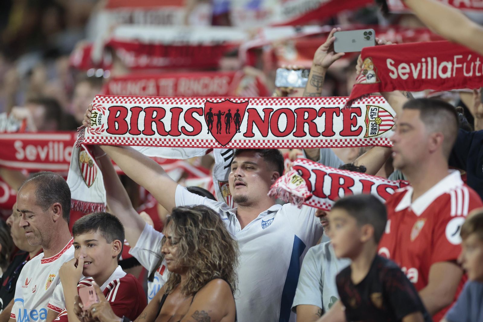 Búscate en las fotos del Sevilla - Elche