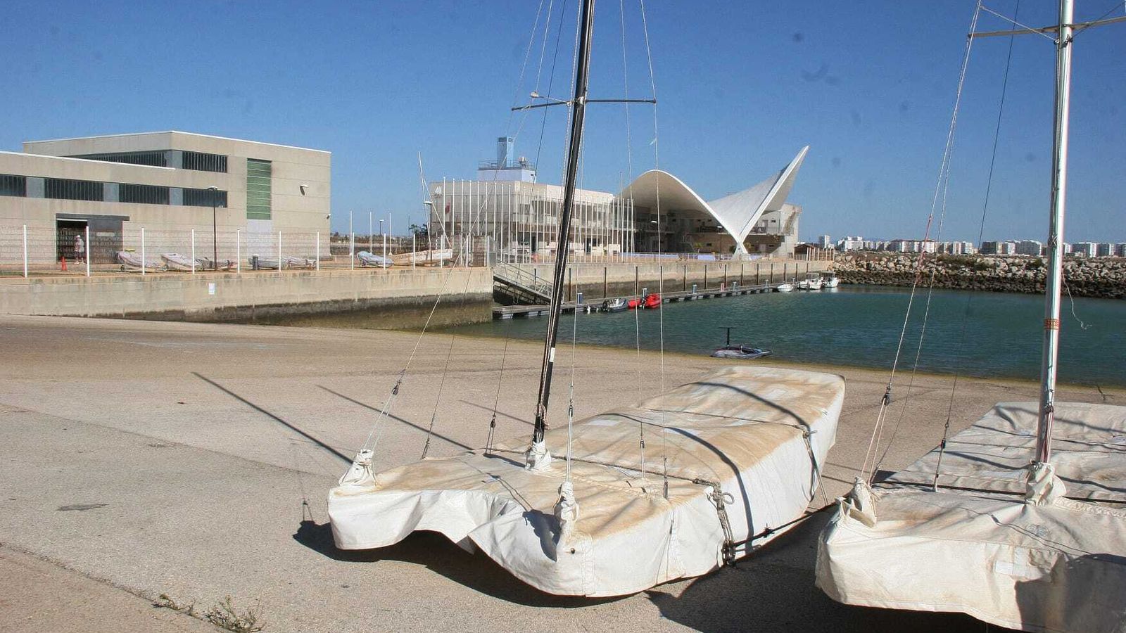 La playa asfáltica forma parte del complejo náutico de la Federación Andaluza de Vela y Puerto Sherry.