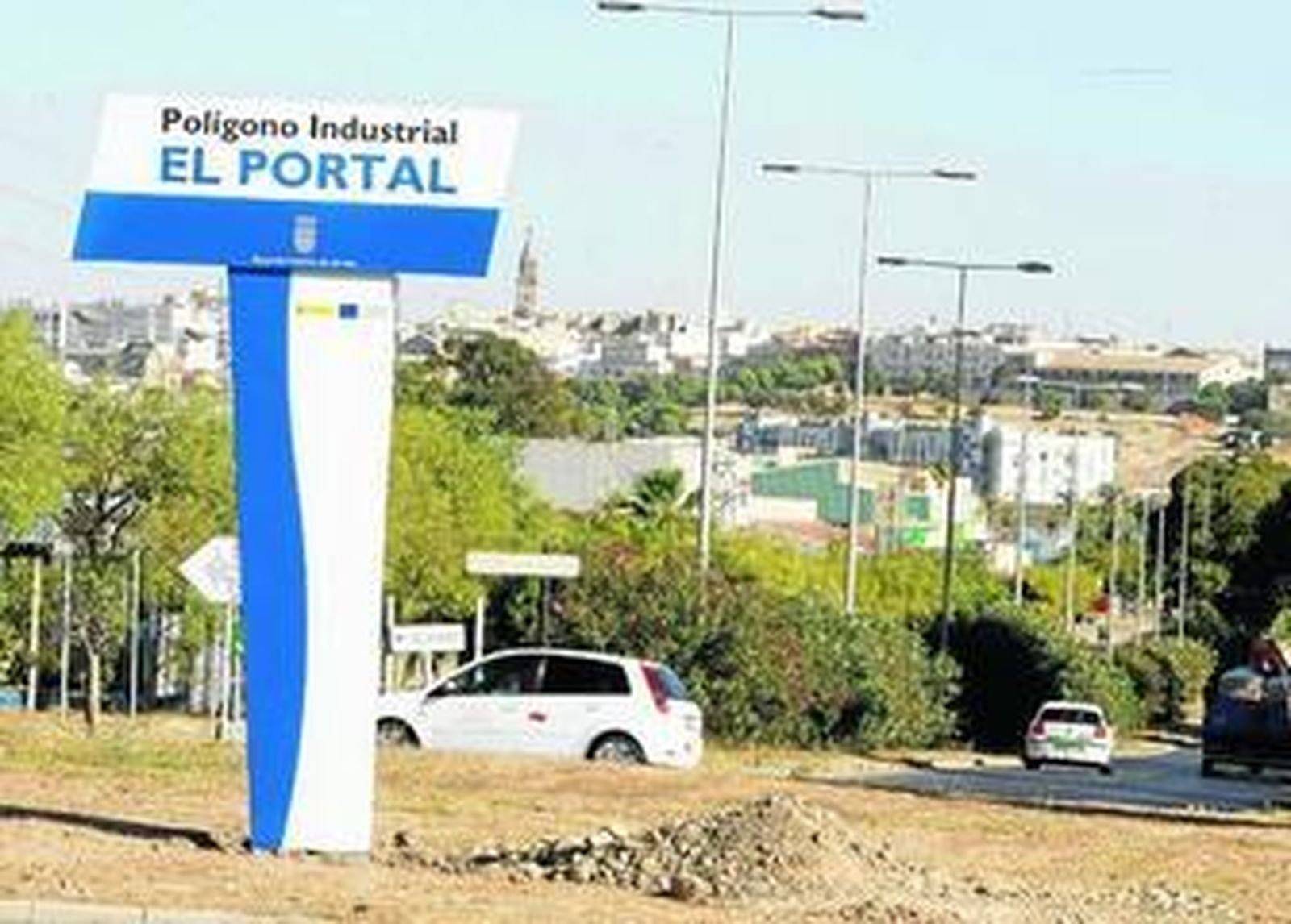 Señalización del polígono industrial El Portal, que acusa el paso de los años en sus infraestructuras, con la ciudad al fondo.