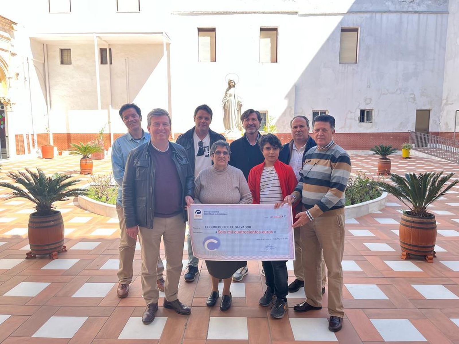 Entrega del cheque del 'Círculo de Comensales' de Jerez al Comedor El Salvador.