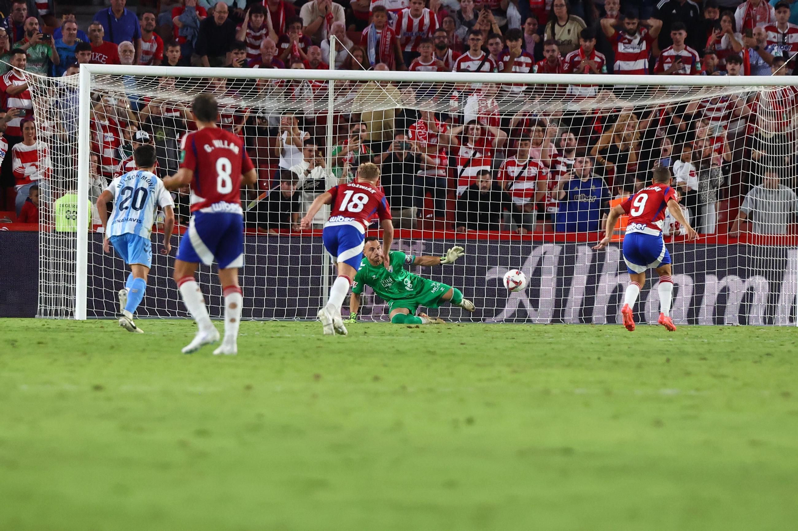 Alfonso detiene el penalti de Weissman.