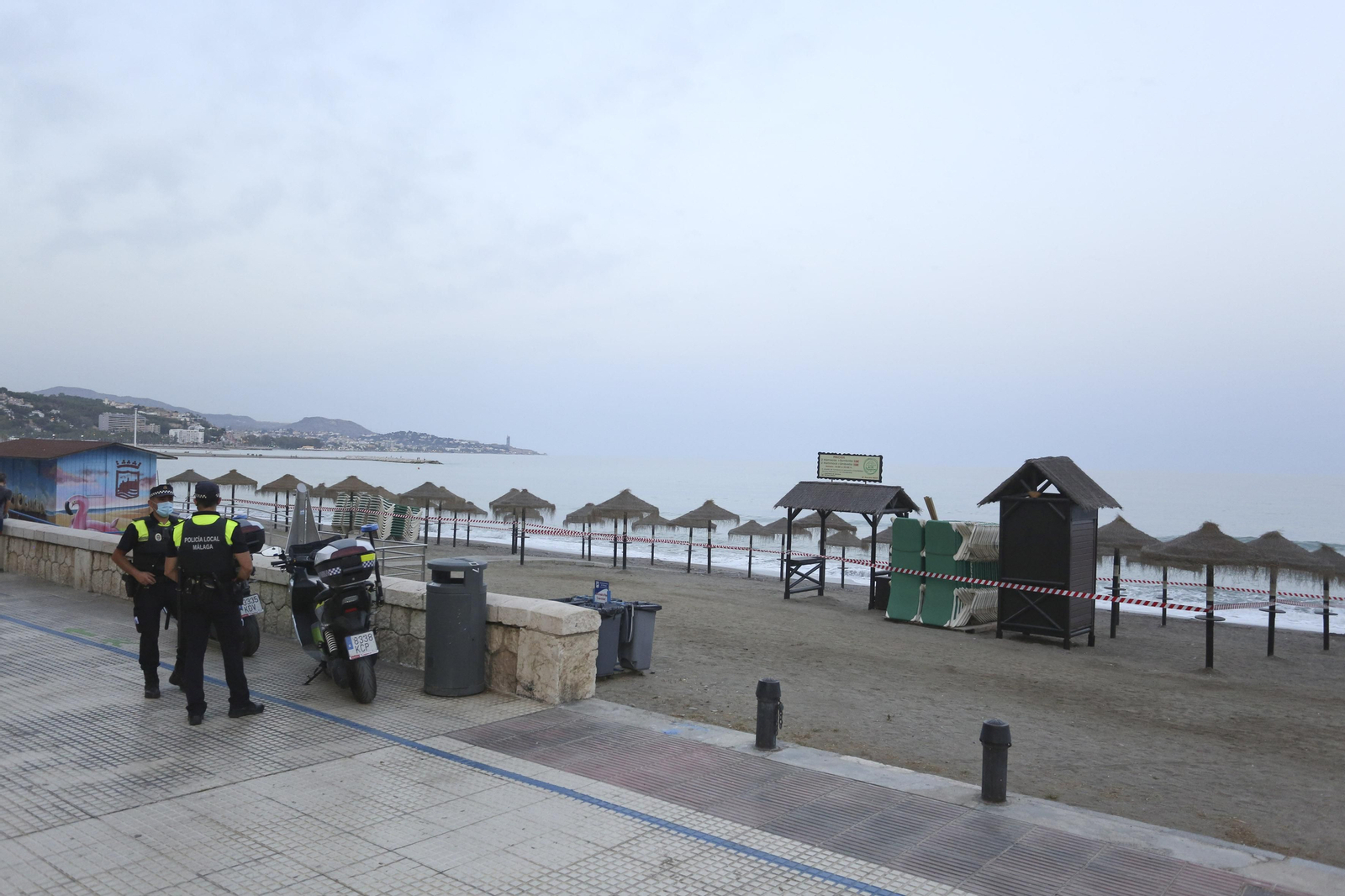 Solitaria noche de San Juan en las playas de Málaga, en fotos