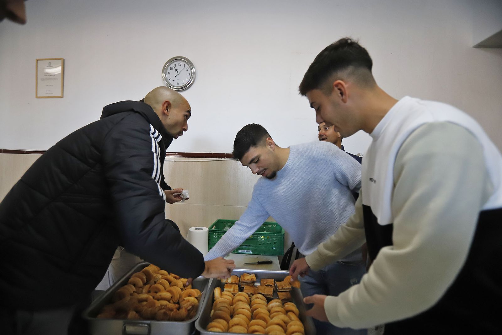 Imágenes del voluntariado de la plantilla del Recre en el comedor social Virgen de la Cinta.