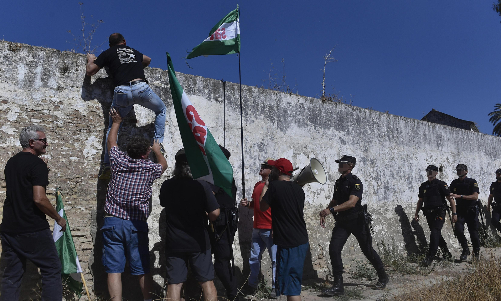 Concentración ante el cortijo Gambogaz, en Camas Concentración ante el cortijo Gambogaz, en Camas