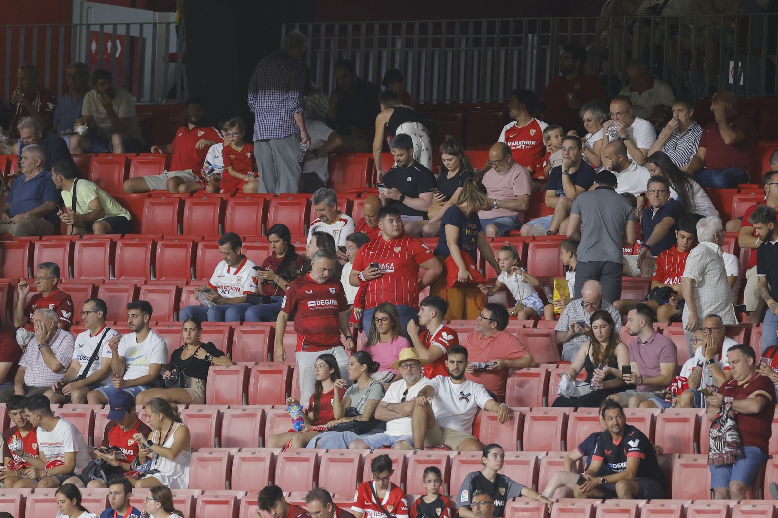Búscate en las fotos del Sevilla fc-Girona